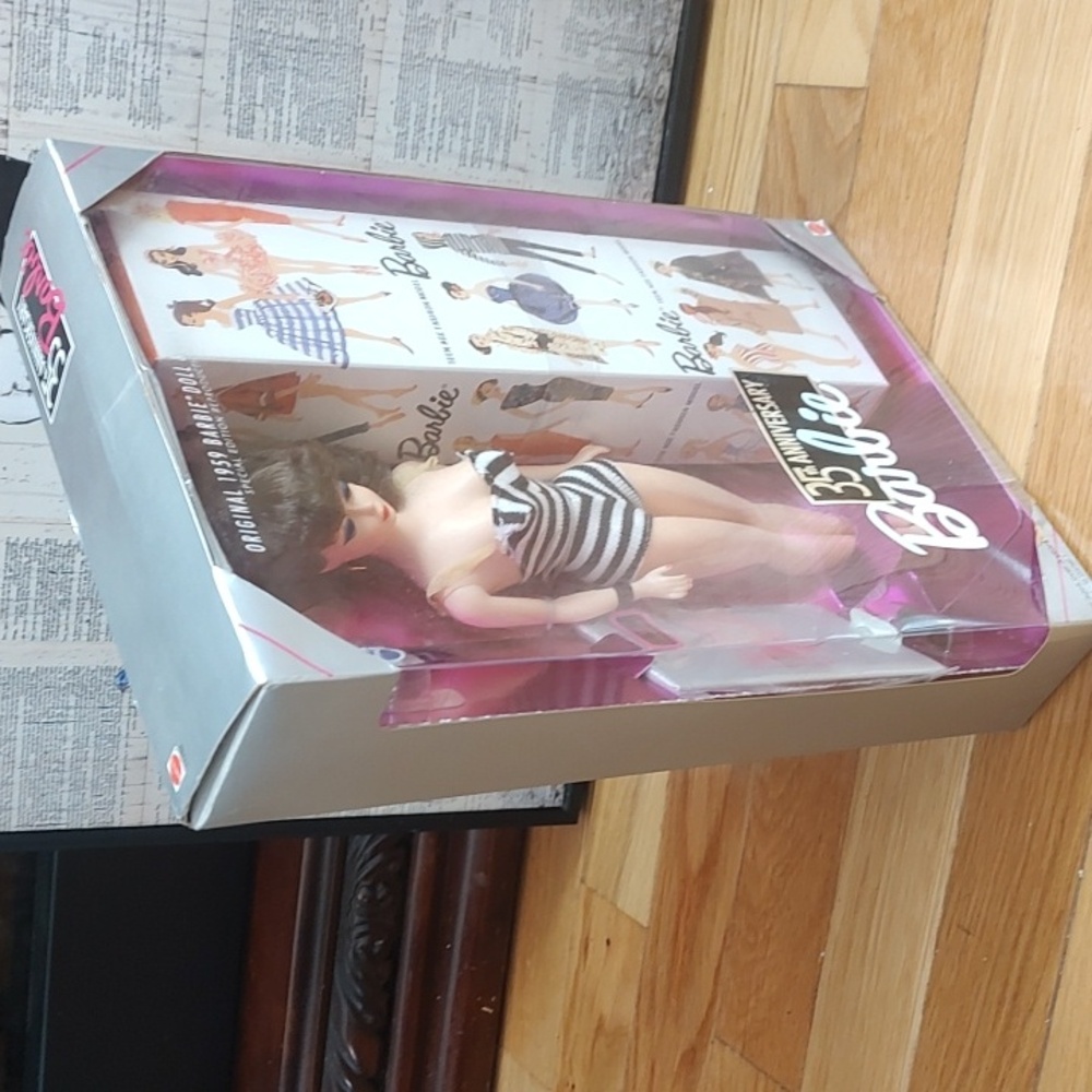 35th Anniversary Barbie - Picture 10 of 11
